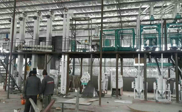 新型全自動(dòng)玉米加工設備多少錢(qián)?合理調節吸風(fēng)量起到了舉足輕重的作用